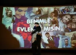 Perde İçin Hazırlanan Montaj Video Klip ile Evlilik Teklifi Organizasyonu