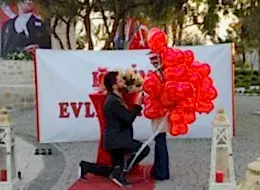 Sürpriz Evlilik Teklifi Organizasyonunda Evlenme Teklifi Anı Alaçatı