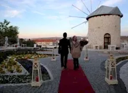 Yel Değirmenlerinde Çiçek Buketiyle Evlenme Teklifi Organizasyonu