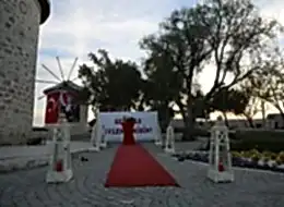 Alaçatı Yel Değirmenlerinde Dev Pankartla Evlilik Teklifi Organizasyonu