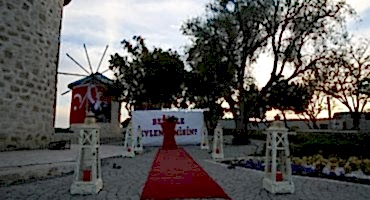 Alaçatı Yel Değirmenlerinde Sürpriz Evlilik Teklifi Organizasyonu İstanbul Organizasyon