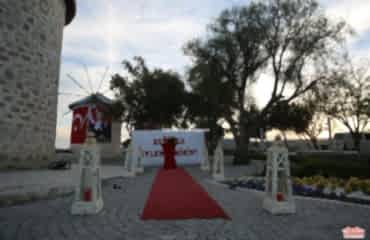 Alaçatı Yel Değirmenlerinde Sürpriz Evlilik Teklifi Organizasyonu İstanbul Organizasyon