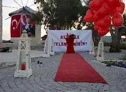 Denizci Fenelerleri Uçan Balonlar ve Dev Pankart ile Evlilik Teklifi Organizasyonu Alaçatı