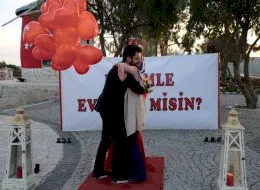 Alaçatı Tarihi Yel Değirmenlerinde Uçan Balonlarla Evlenme Teklifi Organizasyonu