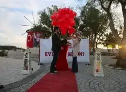 Benimle Evlenir Misin Yazılı Dev Pankart ile Alaçatı Yel Değirmenlerinde Evlilik Teklifi Organizasyonu