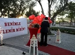 Evlilik Teklifinin Sarılarak Kutlandığı Anlar İstanbul Organizasyon