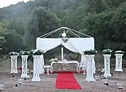 Gazebo Kırmızı Halı ve Yer Volkanları Eşliğinde Evlilik Teklifi Organizasyonu