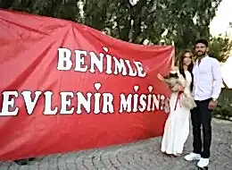 Benimle Evlenir Misin Yazılı Dev Pankartla Evlilik Teklifi Organizasyonu Alaçatı