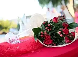 Çiçek Buketi Kadehler ve İçecekle Masa Süsleme İzmir