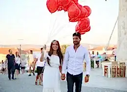 Kırmızı Kalpli Uçan Balonlar Eşliğinde Sürpriz Evlilik Teklifi Organizasyonu