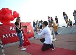 Uçan Balonlar Eşliğinde Sürpriz Evlilik Teklifi Organizasyonu İzmir
