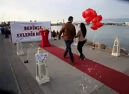 Sahilde Benimle Evlenir Misin Yazılı Pankart ile Evlilik Teklifi Organizasyonu