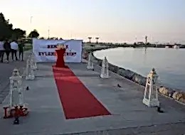 Deniz Kenarında Dev Pankart ile Sürpriz Evlilik Teklifi Organizasyonu Çanakkale