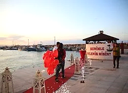 Dev Pankart Eşliğinde Duygusal Evlenme Teklifi Organizasyonu