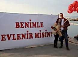 Benimle Evlenir Misin Yazılı Dev Pankart ile Evlenme Teklifi Organizasyonu