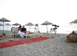 İstanbul Kumsalda Evlilik Teklifi Organizasyonu Kırmızı Halı ve Yönlendirme Tabelası