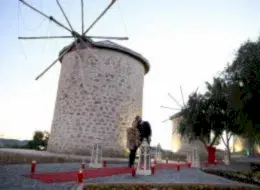 Alaçatı Yel Değirmenlerinde Sürpriz Evlilik Teklifi Organizasyonu