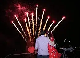 Havai Fişek Gösterisi Eşliğinde Teknede Evlenme Teklifi Organizasyonu İstanbul