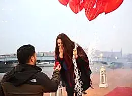 Kırmızı Kalpli Uçan Balonlarla Evlenme Teklifi Organizasyonu İstanbul