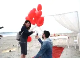 Kırmızı Kalpli Uçan Balonlar ile Kumsalda Evlilik Teklifi Organizasyonu İstanbul