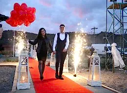 Denizci Fenerleri ve Yer Volkanları Eşliğinde Kumsalda Evlilik Teklifi Organizasyonu
