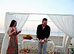 Benimle Evlenir Misin Sorusuna Gelen Evet Cevabını Şampanya ile Kutlama Anı