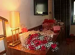 Çiçek Buketi ile Otel Odasında Sürpriz Evlilik Teklifi Organizasyonu