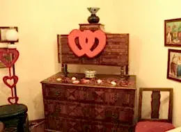 Dekoratif Objeler Eşliğinde Otel Odasında Sürpriz Evlilik Teklifi Organizasyonu