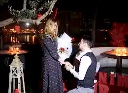 Çiçek Buketi Eşliğinde Restoranda Evlilik Teklifi Organizasyonu