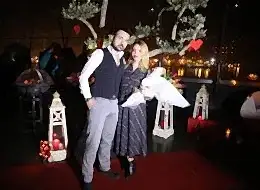 Denizci Fenerleri ve Kırmızı Halı Eşliğinde Restoranda Evlilik Teklifi Organizasyonu