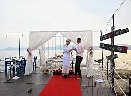 Beş Taş Yüzükle İskelede Kırmızı Halıda Evlenme Teklifi Organizasyonu