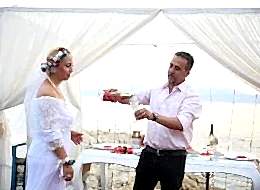 Şampanya Patlatarak Evlilik Teklifinin Kutlandığı Dakikalar