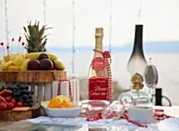 Şampanya Atıştırmalıklar ve Dekoratif Ürünlerle Evlilik Teklifi Organizasyonu Masa Süsleme Detayları