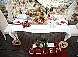 İsme Özel Hazırlanan Kutu Güller Eşliğinde İskelede Evlenme Teklifi Organizasyonu