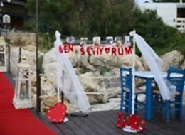 Fotoğraf Köşesi ve Dekoratif Ürünlerle Evlilik Teklifi Organizasyonu Süslemesi