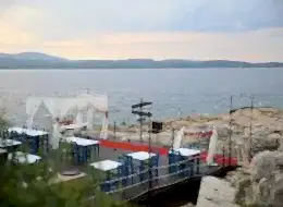 Yönlendirme Tabelası Kırmızı Halı ve Gazebo ile İskelede Evlilik Teklifi Organizasyonu