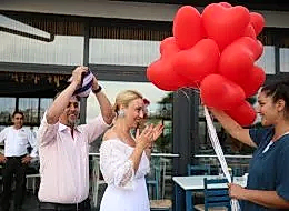 Kırmızı Kalpli Uçan Balonların Eş Adayına Verildi An İskelede Evlilik Teklifi Organizasyonu Kilyos