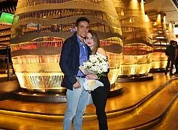 Çiçek Buketi Eşliğinde Beyaz Perdede Romantik Evlilik Teklifi Organizasyonu İstanbul