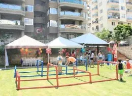 Sivil Animatör Gözetiminde Survivor Oyun Parkurunda Eğlenceli Anlar