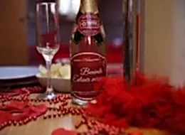 Şampanya Kadehleri ve Benimle Evlenir Misin Yazılı Sticker ile Süslenmiş Şampanya