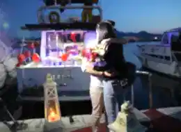 Gül Buketleri ile Teknede Evlilik Teklifi Organizasyonu
