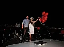 Kırmızı Kalpli Uçan Balonların Gökyüzü ile Buluştuğu An